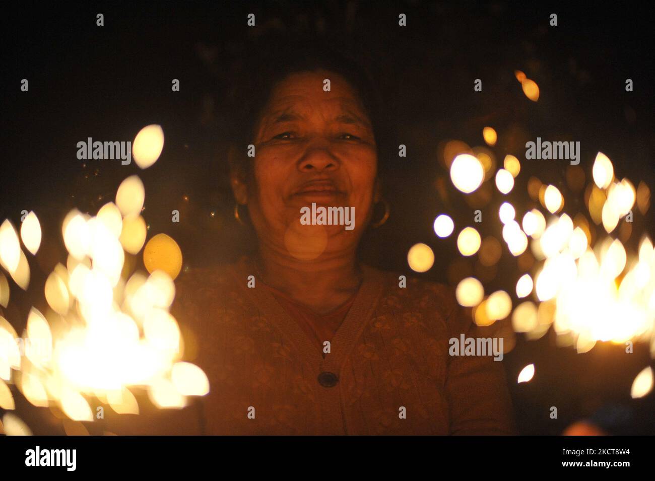 Womanprepared a volare lanterna Cielo durante la celebrazione Tihar o Deepawali e Dewali “Festival delle luci” a Bhaktapur, Nepal il giovedì onNovember04, 2021. (Foto di Narayan Maharjan/NurPhoto) Foto Stock