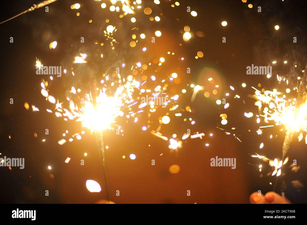 Womanprepared a volare lanterna Cielo durante la celebrazione Tihar o Deepawali e Dewali “Festival delle luci” a Bhaktapur, Nepal il giovedì onNovember04, 2021. (Foto di Narayan Maharjan/NurPhoto) Foto Stock