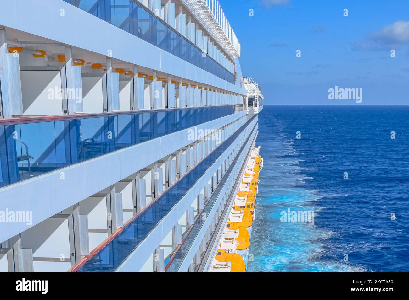 Vista su una nave da crociera e sulle cabine con balcone mentre navighi sul mare. Foto Stock