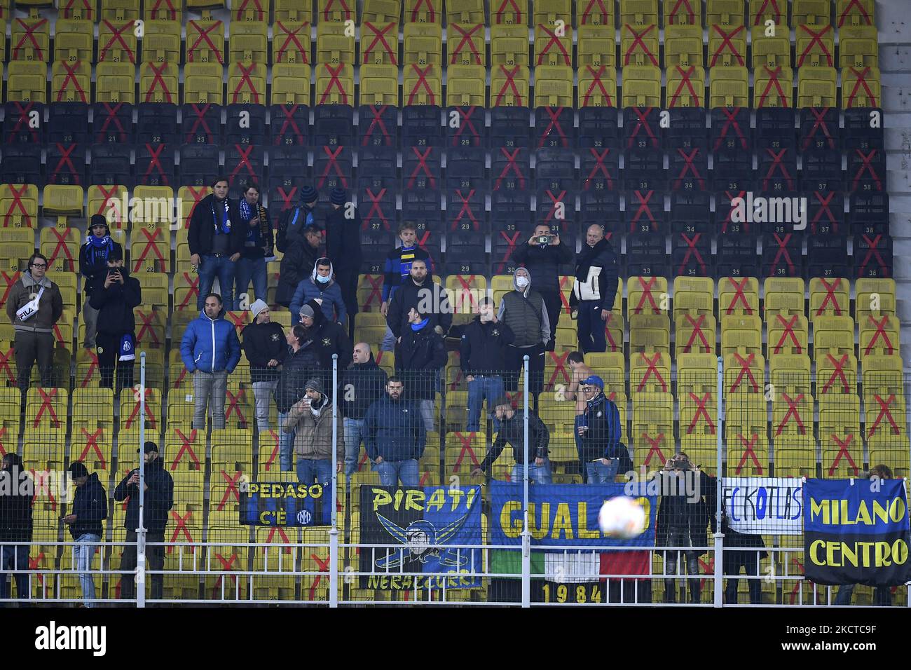 Inter fans in azione durante la partita di calcio del gruppo D della UEFA  Champions League tra Sheriff e Inter Milan allo Stadio Sheriff di Tiraspol  il 3 novembre 2021. (Foto di