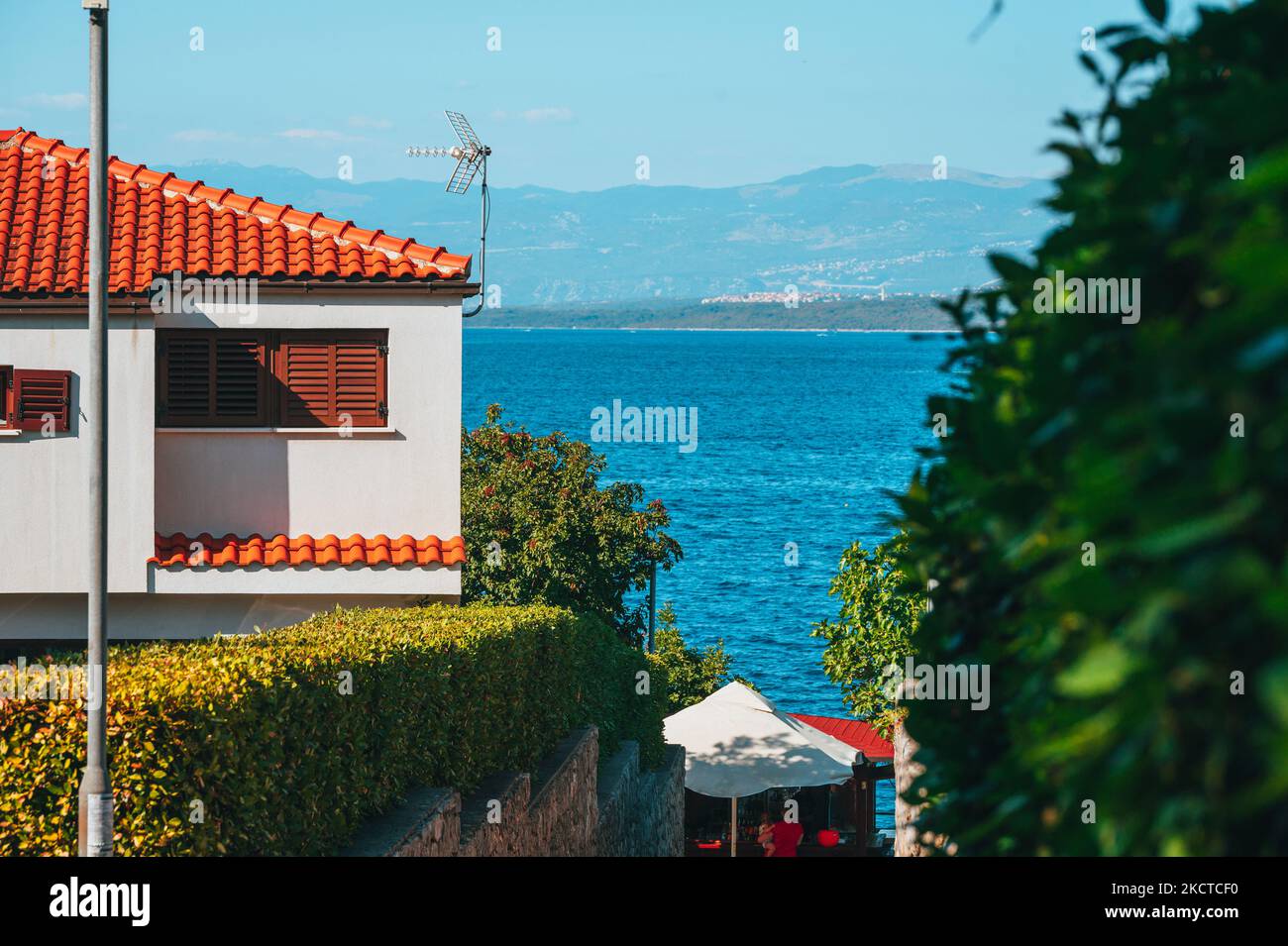 Nuovo moderno Hotel Appartamento sul Mar Mediterraneo. Estate in vacanza foto. Mare Blu. Modifica spazio Foto Stock