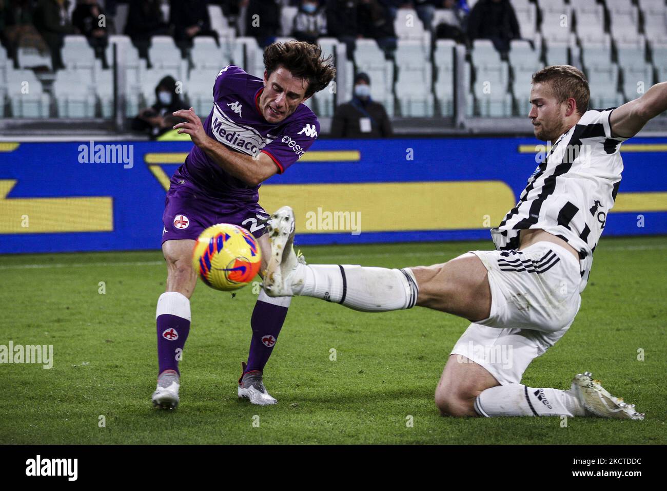 Il difensore della Juventus Matthijs de ligt (4) affronta il difensore della Fiorentina Alvaro Odriozola (29) durante la Serie A partita di calcio n.12 JUVENTUS - FIORENTINA il 06 novembre 2021 allo Stadio Allianz di Torino, Piemonte, Italia. (Foto di Matteo Bottanelli/NurPhoto) Foto Stock