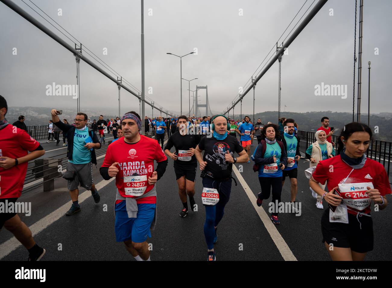 I corridori visti sul Ponte dei Martiri del 15 luglio, precedentemente conosciuto come Ponte del Bosforo, durante la 43rd° Maratona annuale di Istanbul a Istanbul, Turchia, il 7 novembre 2021. (Foto di Erhan Demirtas/NurPhoto) Foto Stock