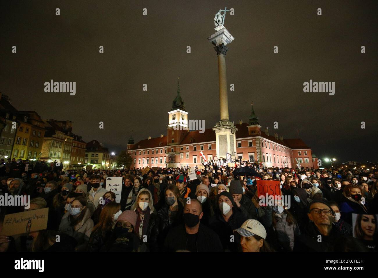 Migliaia di persone sono scese in strada il 06 Novermber, 2021 a Varsavia, Polonia per protestare contro le severe leggi sull'aborto dopo la morte di una donna di 30 anni di Pszczyna. La donna, conosciuta solo come Iza morì dopo che i medici aspettavano che il battito cardiaco del fetese si fermasse, forse per prevenire accuse penali relative a leggi molto strettissime sull'aborto. I foeti mancavano di una quantità adeguata di liquido amniotico che ha portato all'ospedalizzazione della donna. La Polonia ha alcune delle leggi sull'aborto più strane in tutta Europa, che hanno portato a molte proteste di massa per i diritti delle donne. (Foto di Str/NurPhoto) Foto Stock