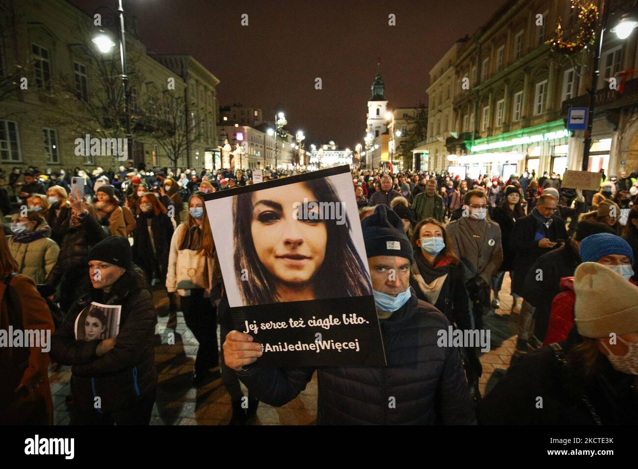 Migliaia di persone sono scese in strada il 06 Novermber, 2021 a Varsavia, Polonia per protestare contro le severe leggi sull'aborto dopo la morte di una donna di 30 anni di Pszczyna. La donna, conosciuta solo come Iza morì dopo che i medici aspettavano che il battito cardiaco del fetese si fermasse, forse per prevenire accuse penali relative a leggi molto strettissime sull'aborto. I foeti mancavano di una quantità adeguata di liquido amniotico che ha portato all'ospedalizzazione della donna. La Polonia ha alcune delle leggi sull'aborto più strane in tutta Europa, che hanno portato a molte proteste di massa per i diritti delle donne. (Foto di Str/NurPhoto) Foto Stock