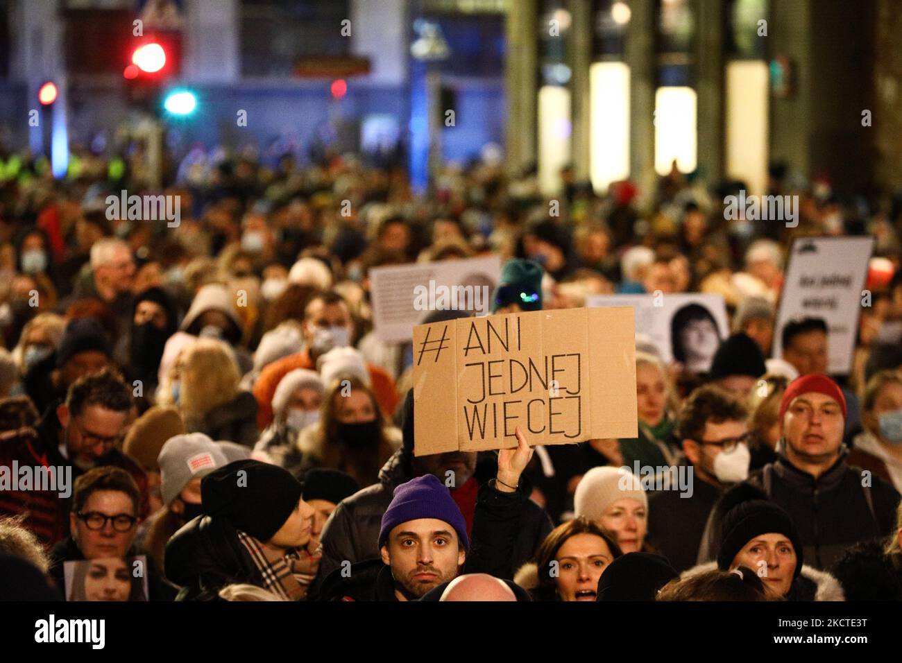 Migliaia di persone sono scese in strada il 06 Novermber, 2021 a Varsavia, Polonia per protestare contro le severe leggi sull'aborto dopo la morte di una donna di 30 anni di Pszczyna. La donna, conosciuta solo come Iza morì dopo che i medici aspettavano che il battito cardiaco del fetese si fermasse, forse per prevenire accuse penali relative a leggi molto strettissime sull'aborto. I foeti mancavano di una quantità adeguata di liquido amniotico che ha portato all'ospedalizzazione della donna. La Polonia ha alcune delle leggi sull'aborto più strane in tutta Europa, che hanno portato a molte proteste di massa per i diritti delle donne. (Foto di Str/NurPhoto) Foto Stock