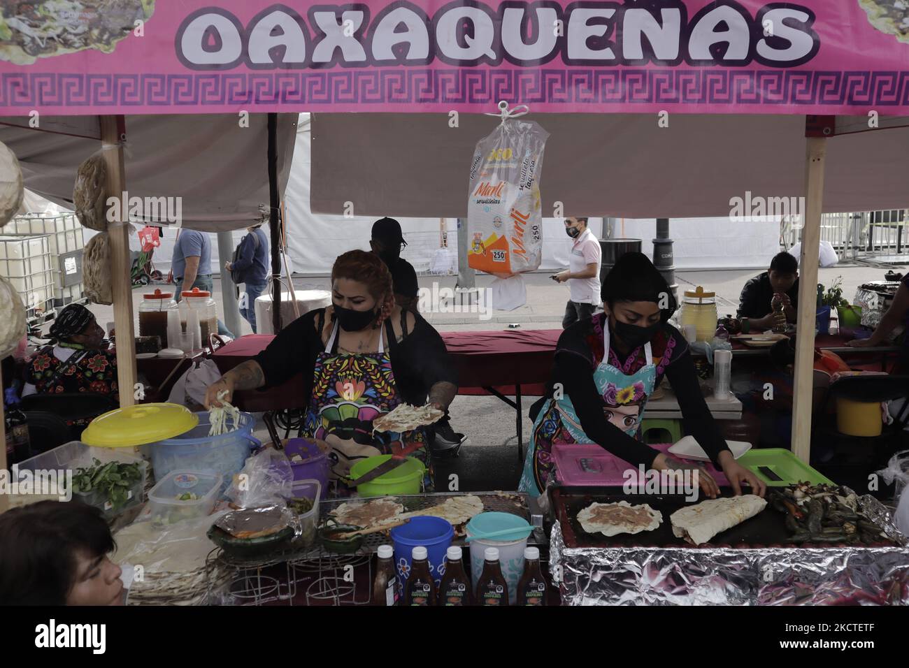 Oaxacan fornitori di cibo per le strade di Città del Messico durante l'emergenza sanitaria COVID-19 e il semaforo verde epidemiologico nella capitale. (Foto di Gerardo Vieyra/NurPhoto) Foto Stock