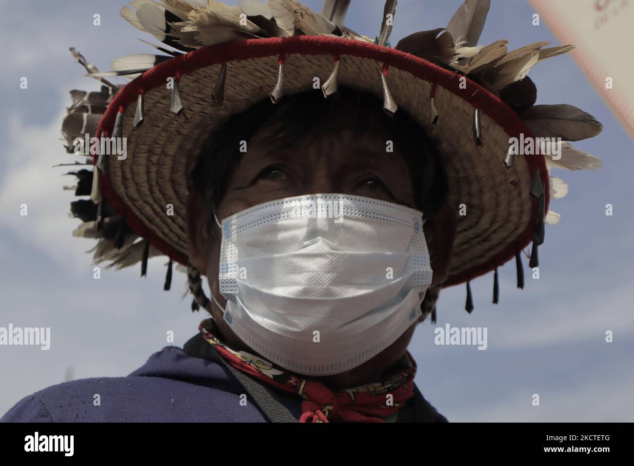 Membro della comunità indigena di Wixárika nelle strade di Città del Messico durante l'emergenza sanitaria COVID-19 e il semaforo verde epidemiologico nella capitale. (Foto di Gerardo Vieyra/NurPhoto) Foto Stock