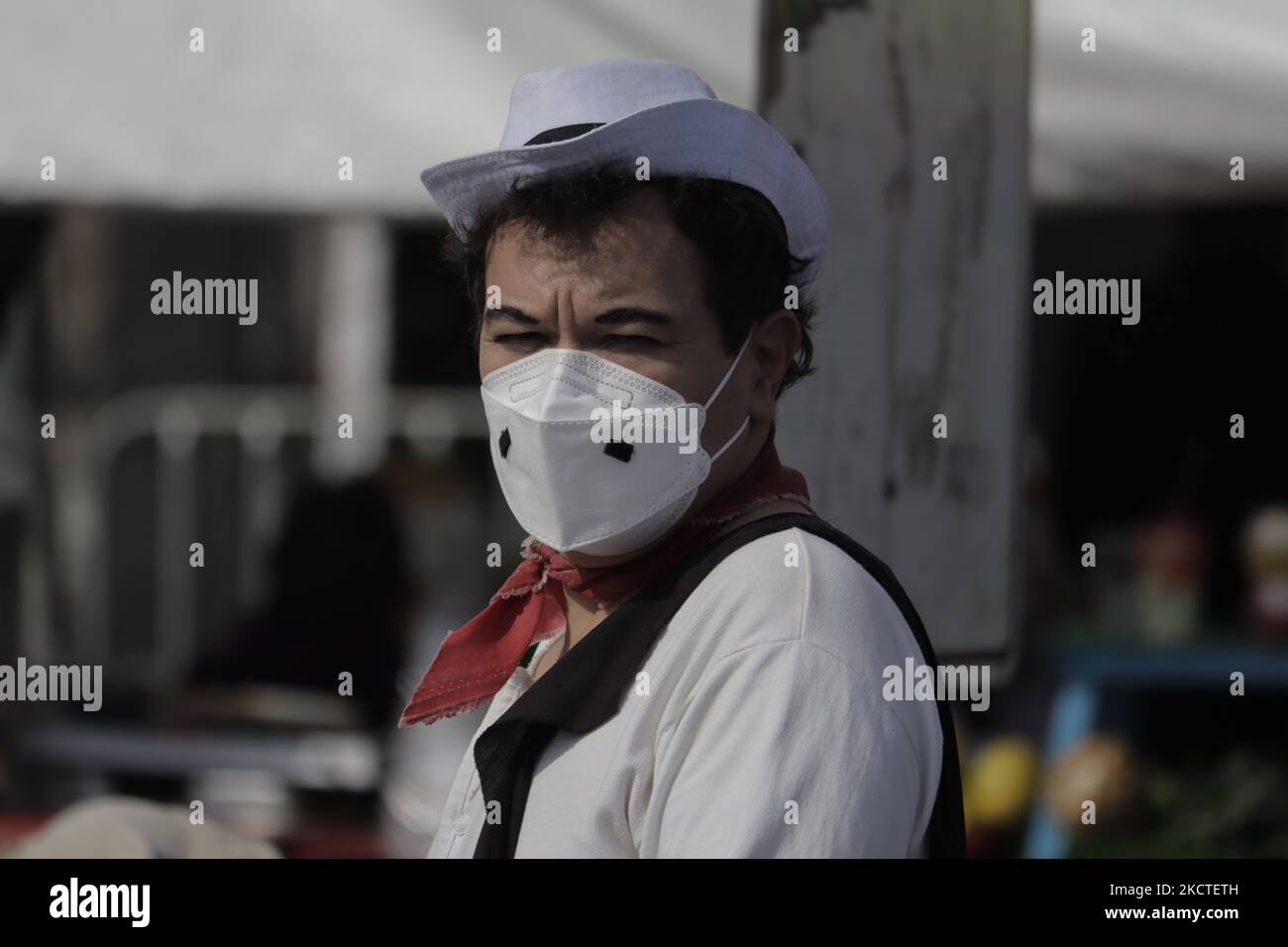 Una persona vestita come il comico messicano Cantinflas nelle strade di Città del Messico, durante l'emergenza sanitaria COVID-19 e il semaforo verde epidemiologico nella capitale. (Foto di Gerardo Vieyra/NurPhoto) Foto Stock