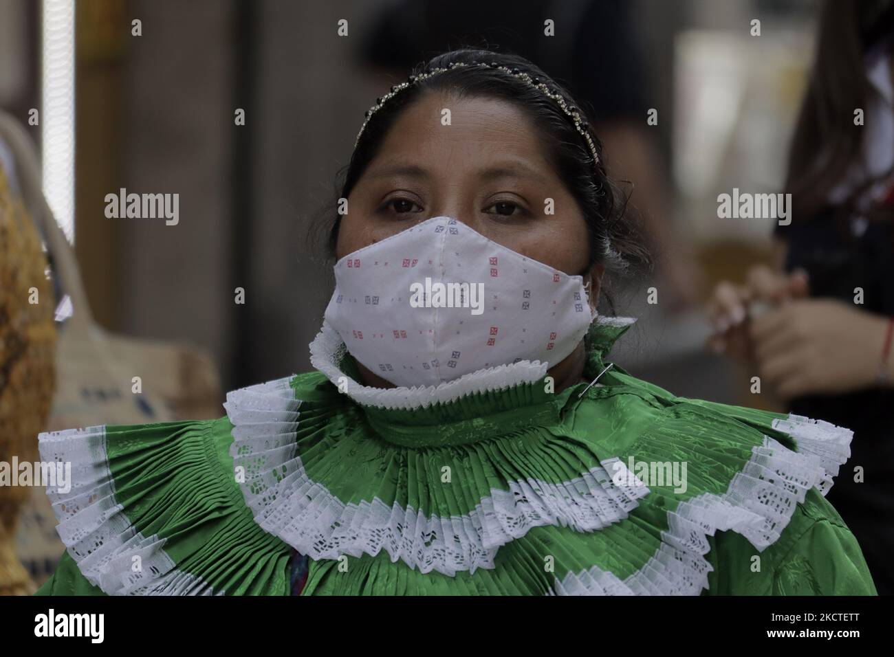 Una donna della comunità indigena di Otomí nelle strade di Città del Messico durante l'emergenza sanitaria COVID-19 e il semaforo verde epidemiologico nella capitale. (Foto di Gerardo Vieyra/NurPhoto) Foto Stock