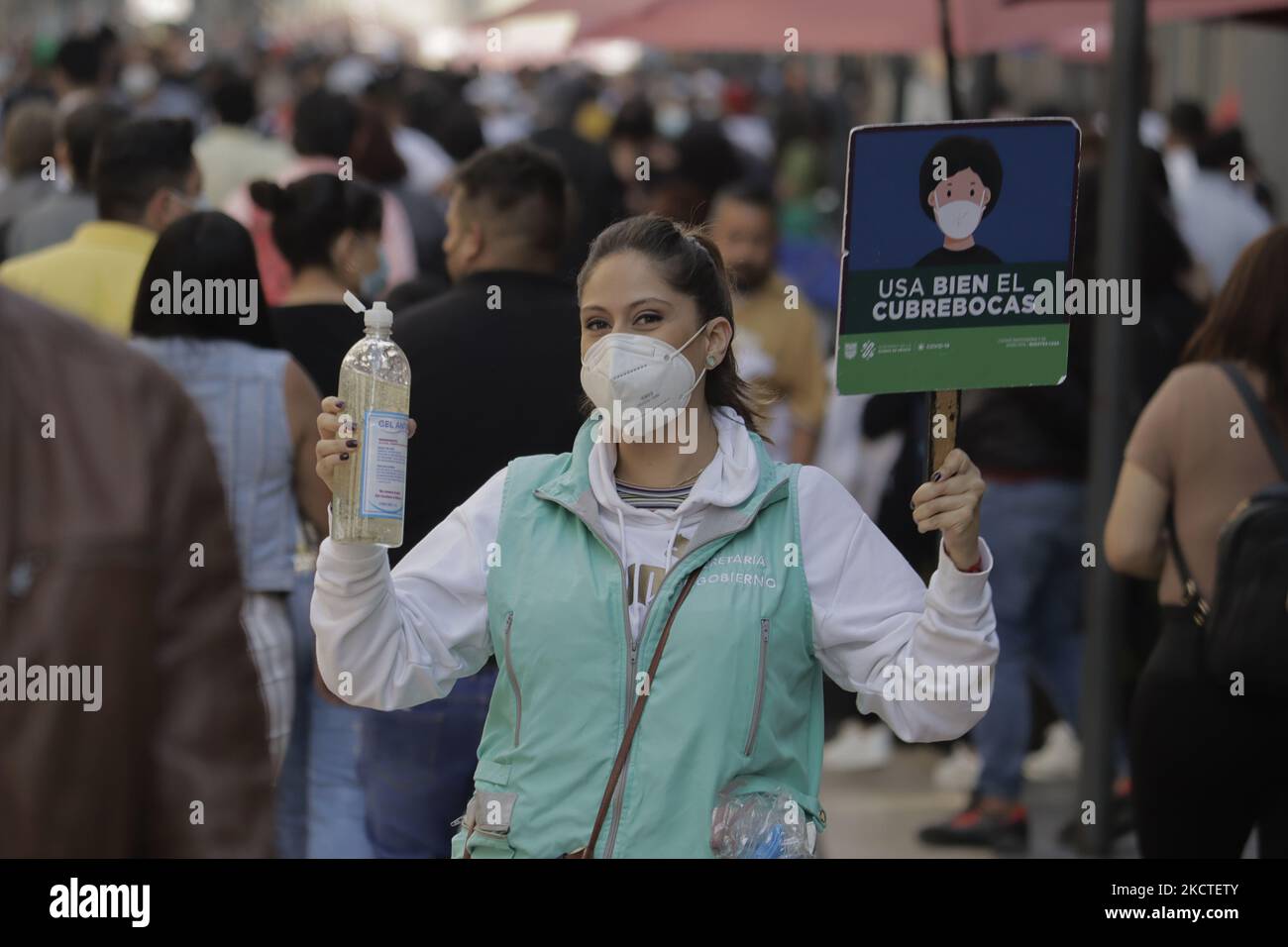 Una donna consegna gel antibatterico ai passanti per le strade di Città del Messico durante l'emergenza sanitaria COVID-19 e il semaforo verde epidemiologico della capitale. (Foto di Gerardo Vieyra/NurPhoto) Foto Stock