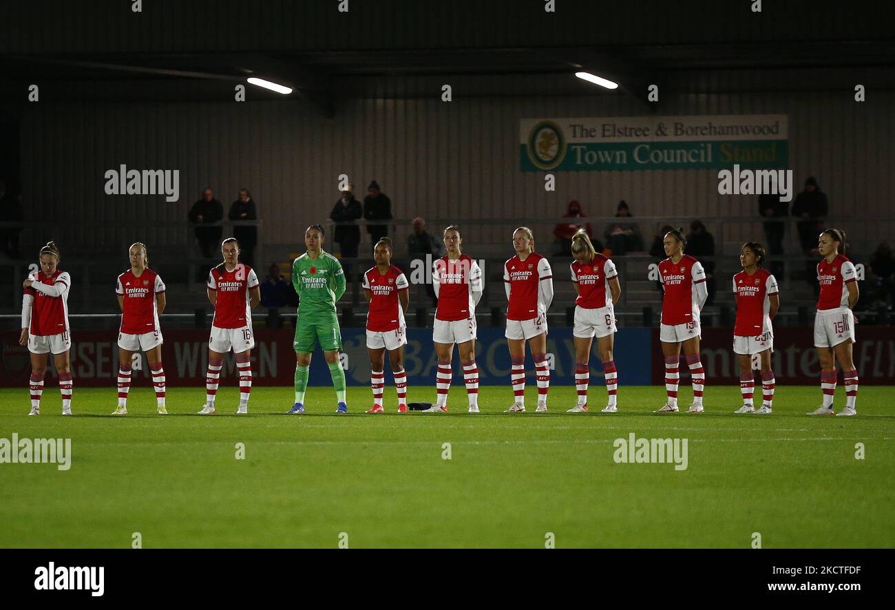 La squadra dell'Arsenal si presenta per un momento di silenzio per commemorare il giorno del ricordo L-rkim Little of Arsenal , Beth Mead dell'Arsenal Noelle Maritz dell'Arsenal, Manuela Zinsberger dell'Arsenal, Nikka Parris dell'Arsenal , Lotte Wubben-Moy of Arsenal Frida Maanum of Arsenal Leah Williamson of Arsenal Caitlin Foord of Arsenal Mana Iwabuchi of Arsenal and Katie McCabe of Arsenal durante Barclays fa Women's Super League tra Arsenal Women e West Ham United Women a Meadow Park, Borehamwood, UK il 07th novembre 2021 (Foto di Action Foto Sport/NurPhoto) Foto Stock