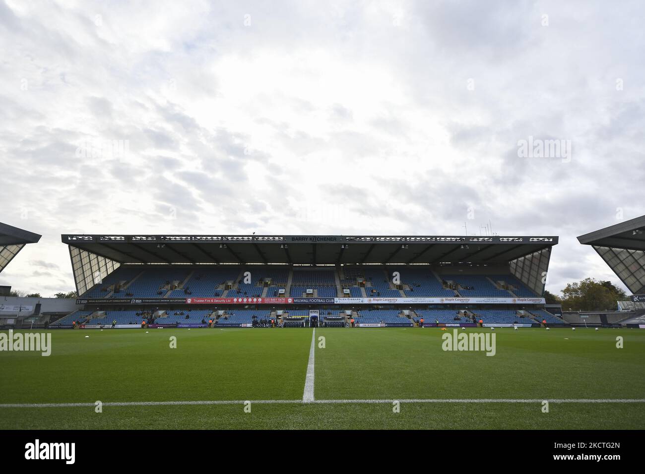 Vista generale dello stadio prima della partita del campionato Sky Bet tra Millwall e Derby County al Den, Londra, sabato 6th novembre 2021. (Foto di Ivan Yordanov/MI News/NurPhoto) Foto Stock