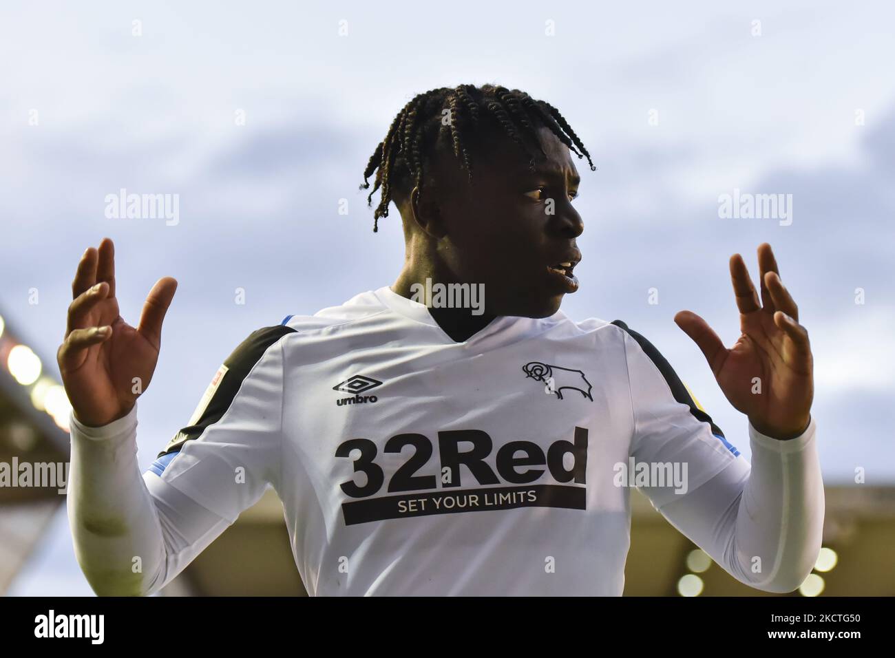 Festy Ebosele della contea di Derby in azione durante la partita del campionato Sky Bet tra Millwall e Derby County al Den, Londra, sabato 6th novembre 2021. (Foto di Ivan Yordanov/MI News/NurPhoto) Foto Stock