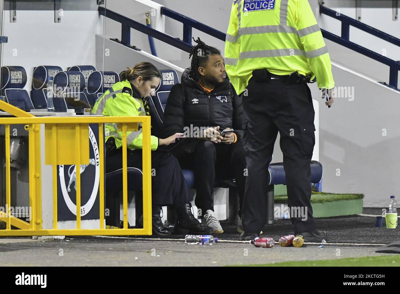 Colin Kazim-Richards della contea di Derby che parla con la polizia dopo la partita del campionato Sky Bet tra Millwall e Derby County al Den, Londra, sabato 6th novembre 2021. (Foto di Ivan Yordanov/MI News/NurPhoto) Foto Stock