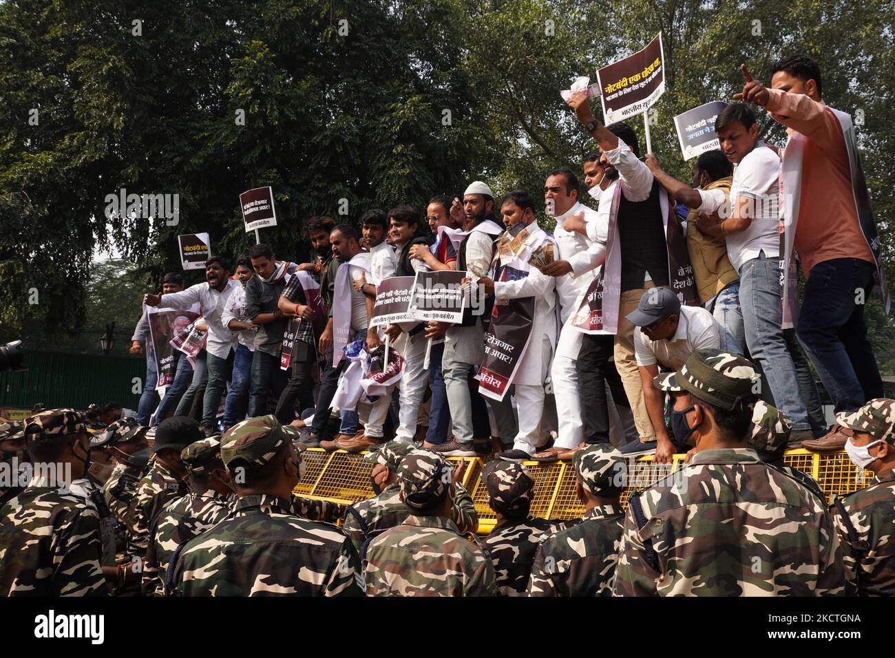 Gli attivisti del partito del Congresso dei giovani Indiani (IYC) urlano slogan mentre prendono parte a una protesta contro la demonetizzazione nel suo quinto anniversario, a Nuova Delhi, in India, il 8 novembre 2021. (Foto di Mayank Makhija/NurPhoto) Foto Stock