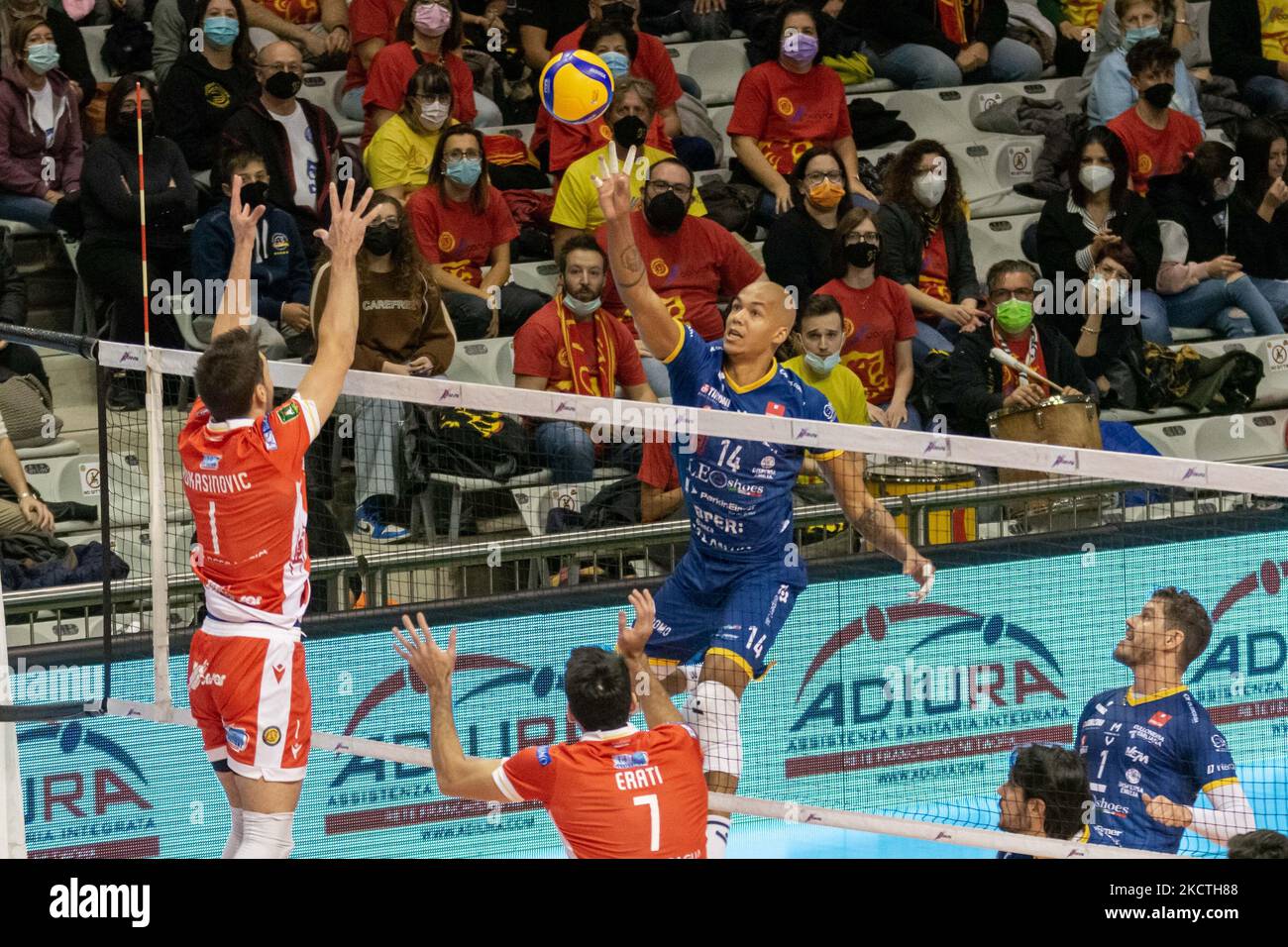 Nimir Abdelaziz (Modena) Spike durante il Volley Serie a Campionato Men Superleague Consar Ravenna vs Leo Scarpe Modena il 07 novembre 2021 alla pala De Andre di Ravenna (Foto di Daniele Ricci/LiveMedia/NurPhoto) Foto Stock