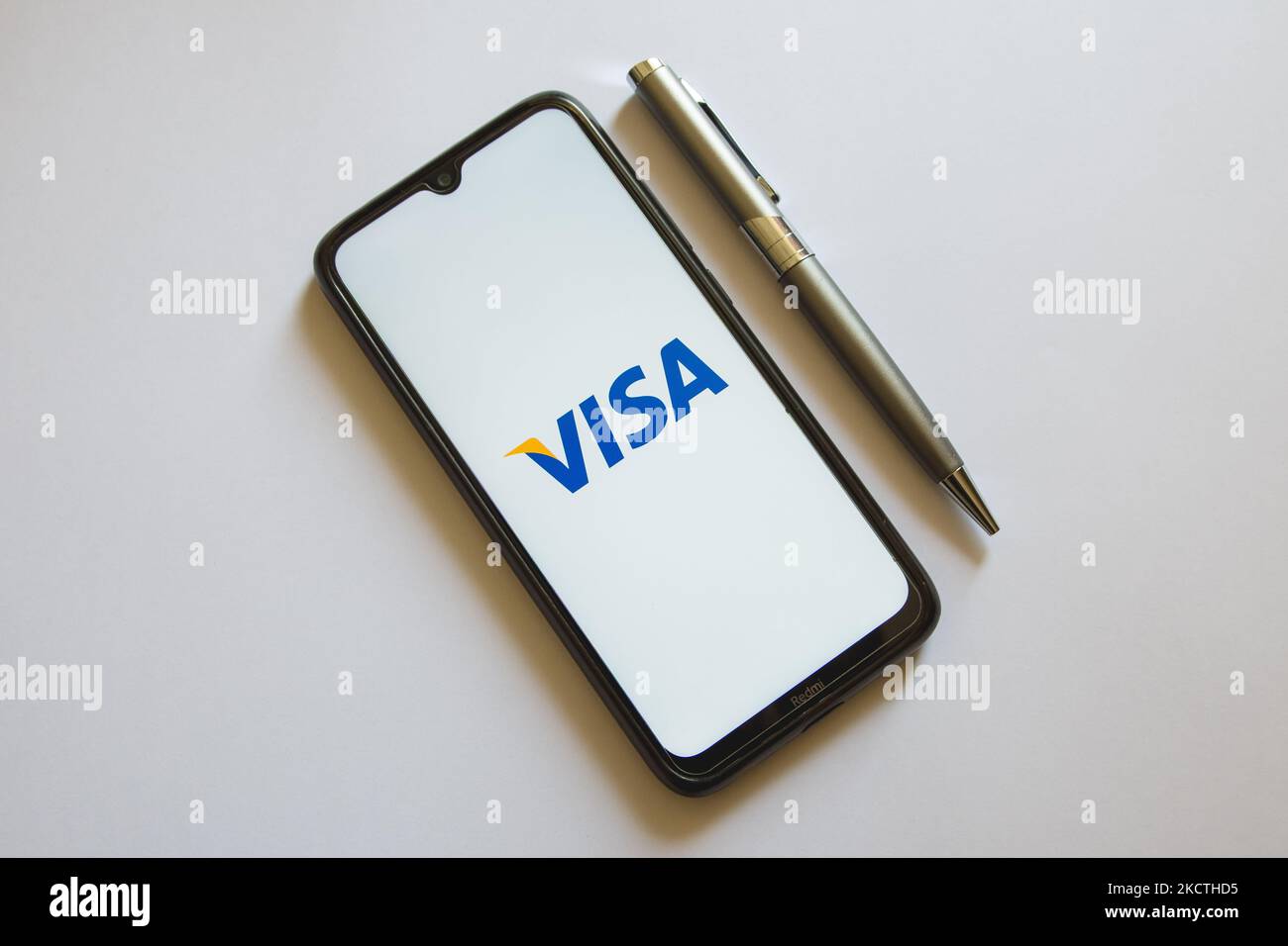 In questa foto, il logo VISA viene visualizzato sullo schermo di uno smartphone e una matita ad Atene, in Grecia, il 8 novembre 2021. (Foto di Nikolas Kokovlis/NurPhoto) Foto Stock