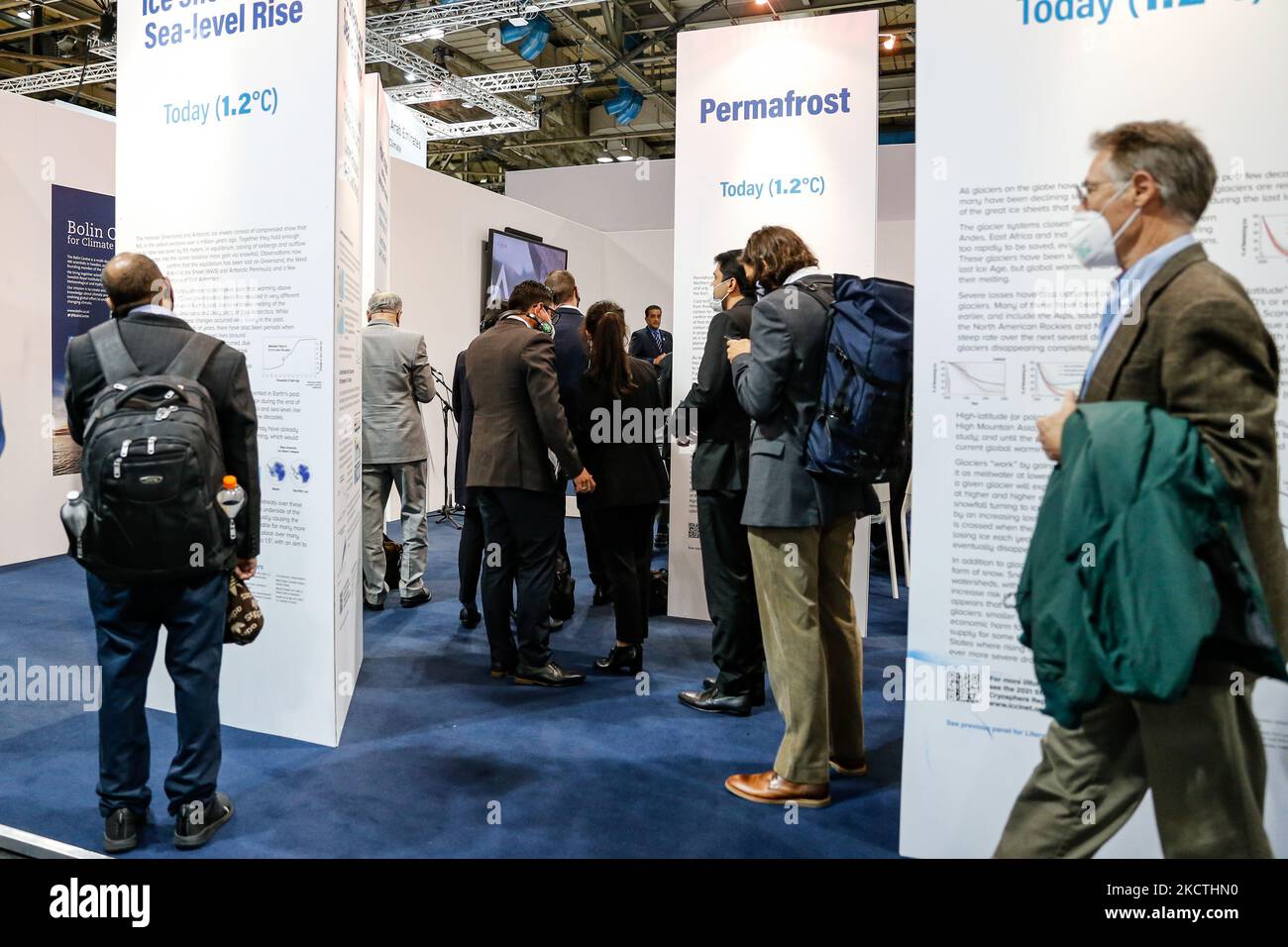 I partecipanti partecipano ad una sessione in Pavilion durante il decimo giorno della COP26 Conferenza ONU sul cambiamento climatico, tenuta dall'UNFCCC all'interno del COP26 - Scottish Event Campus a Glasgow, Scozia, il 9 novembre 2021. Il COP26, che si terrà da ottobre 31 a novembre 12 a Glasgow, è la conferenza sul clima più significativa dopo il vertice di Parigi del 2015, poiché si prevede che le nazioni stabilirebbero nuovi obiettivi per le emissioni di gas a effetto serra al fine di rallentare il riscaldamento globale, nonché di consolidare altri impegni chiave. (Foto di Dominika Zarzycka/NurPhoto) Foto Stock