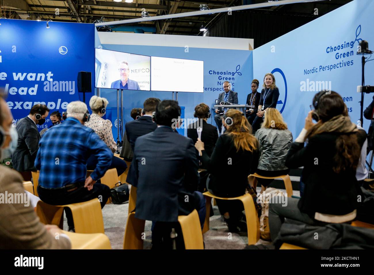 I partecipanti partecipano ad una sessione nel Nordic Pavilion durante il decimo giorno della COP26 Conferenza ONU sul cambiamento climatico, tenuta dall'UNFCCC all'interno del COP26° luogo - Scottish Event Campus a Glasgow, Scozia, il 9 novembre 2021. Il COP26, che si terrà da ottobre 31 a novembre 12 a Glasgow, è la conferenza sul clima più significativa dopo il vertice di Parigi del 2015, poiché si prevede che le nazioni stabilirebbero nuovi obiettivi per le emissioni di gas a effetto serra al fine di rallentare il riscaldamento globale, nonché di consolidare altri impegni chiave. (Foto di Dominika Zarzycka/NurPhoto) Foto Stock