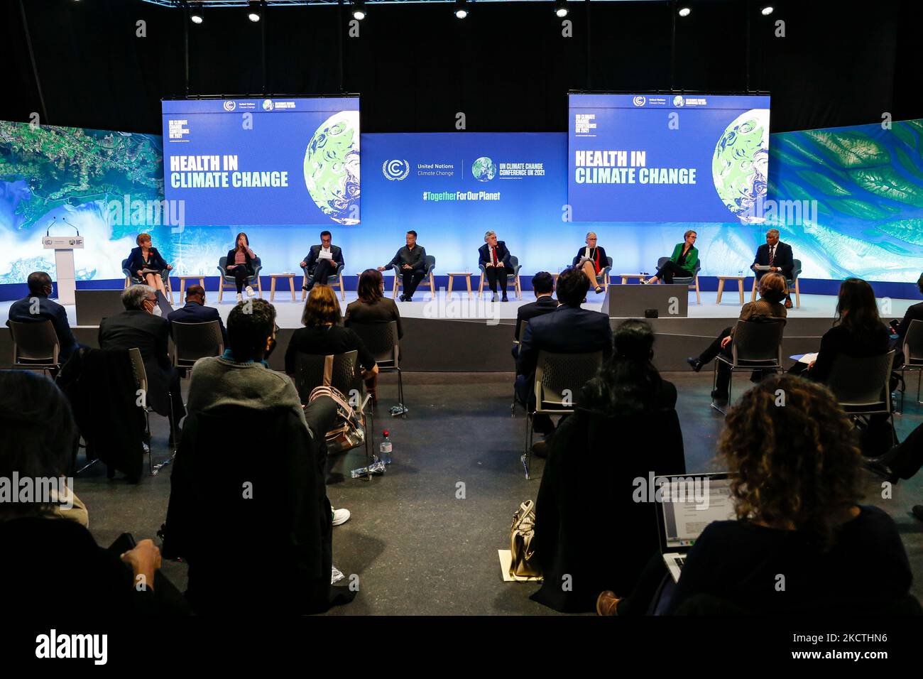 I partecipanti partecipano alla sessione Climate Action for Health durante il decimo giorno della COP26 Conferenza ONU sul cambiamento climatico, tenuta dall'UNFCCC all'interno della sede COP26 - Scottish Event Campus a Glasgow, Scozia, il 9 novembre 2021. Il COP26, che si terrà da ottobre 31 a novembre 12 a Glasgow, è la conferenza sul clima più significativa dopo il vertice di Parigi del 2015, poiché si prevede che le nazioni stabilirebbero nuovi obiettivi per le emissioni di gas a effetto serra al fine di rallentare il riscaldamento globale, nonché di consolidare altri impegni chiave. (Foto di Dominika Zarzycka/NurPhoto) Foto Stock