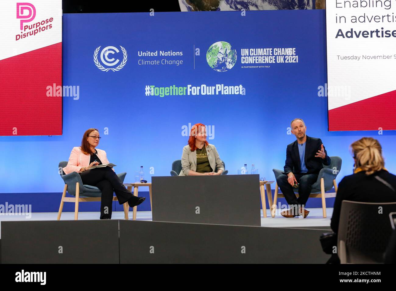 (L-R) Bridget Jackson, Business Engagement Lead, Solitaire Townshend, Chief Soluzionist di Furia e Jonathan Wise, i professori di scopo partecipano alla sessione "ruolo della pubblicità nella gestione dei cambiamenti climatici" nel Centro d'azione durante il decimo giorno della Conferenza ONU sui cambiamenti climatici COP26, Tenuto dall'UNFCCC all'interno della sede COP26 - Scottish Event Campus a Glasgow, Scozia il 9 novembre 2021. Il COP26, che si terrà da ottobre 31 a novembre 12 a Glasgow, è la più importante conferenza sul clima dal vertice di Parigi del 2015, poiché si prevede che le nazioni stabilirebbero nuovi obiettivi per le emissioni di gas a effetto serra entro o Foto Stock