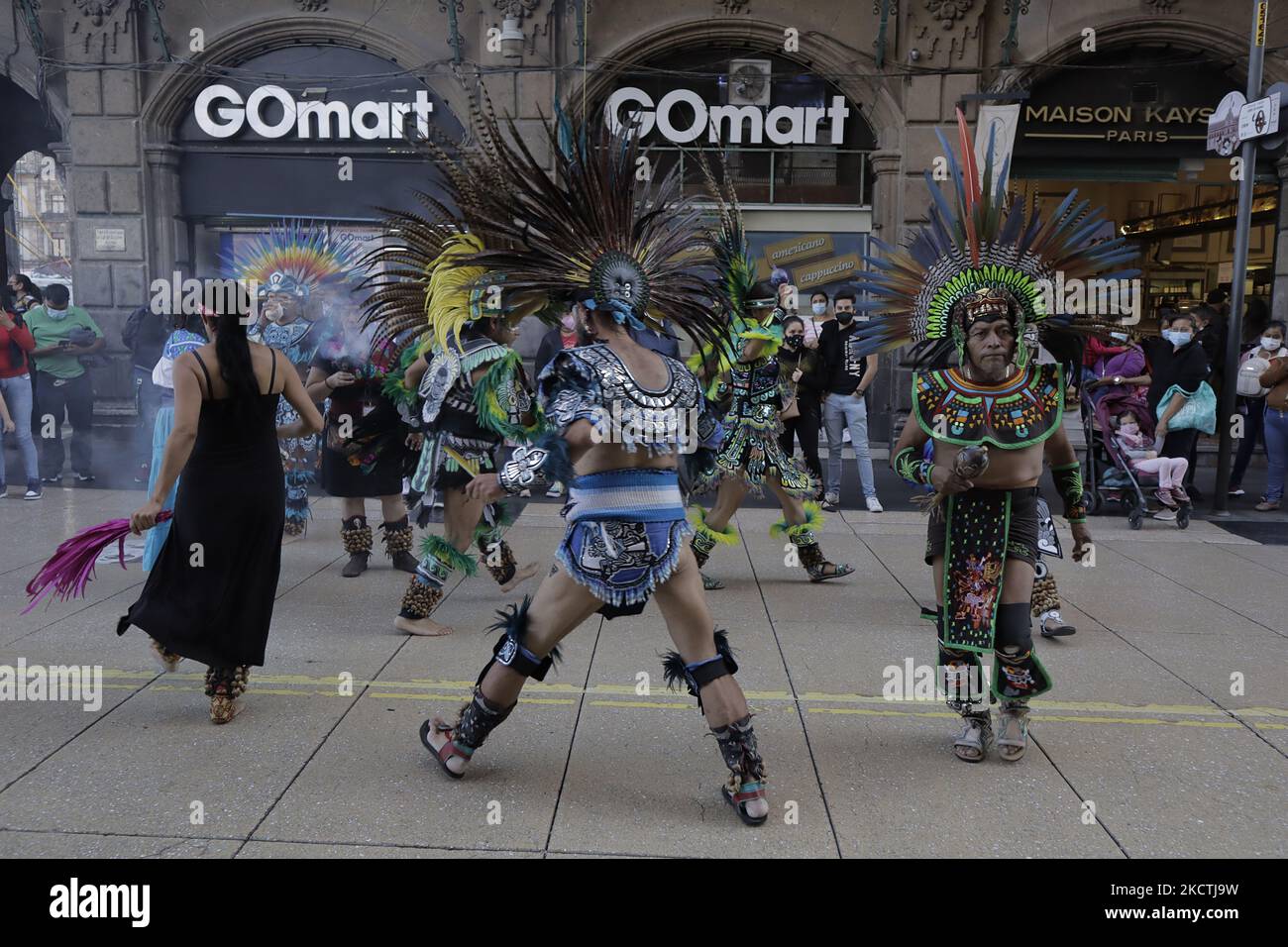 Un corridoio durante l'emergenza sanitaria COVID-19 e il ritorno ufficiale al semaforo epidemiologico verde della capitale. Secondo la Gazzetta ufficiale di Città del Messico, locali notturni, bar, cantine, discoteche e sale per eventi sociali possono ora operare con una capacità del 50%, dando priorità all'uso di terrazze o spazi all'aperto. (Foto di Gerardo Vieyra/NurPhoto) Foto Stock
