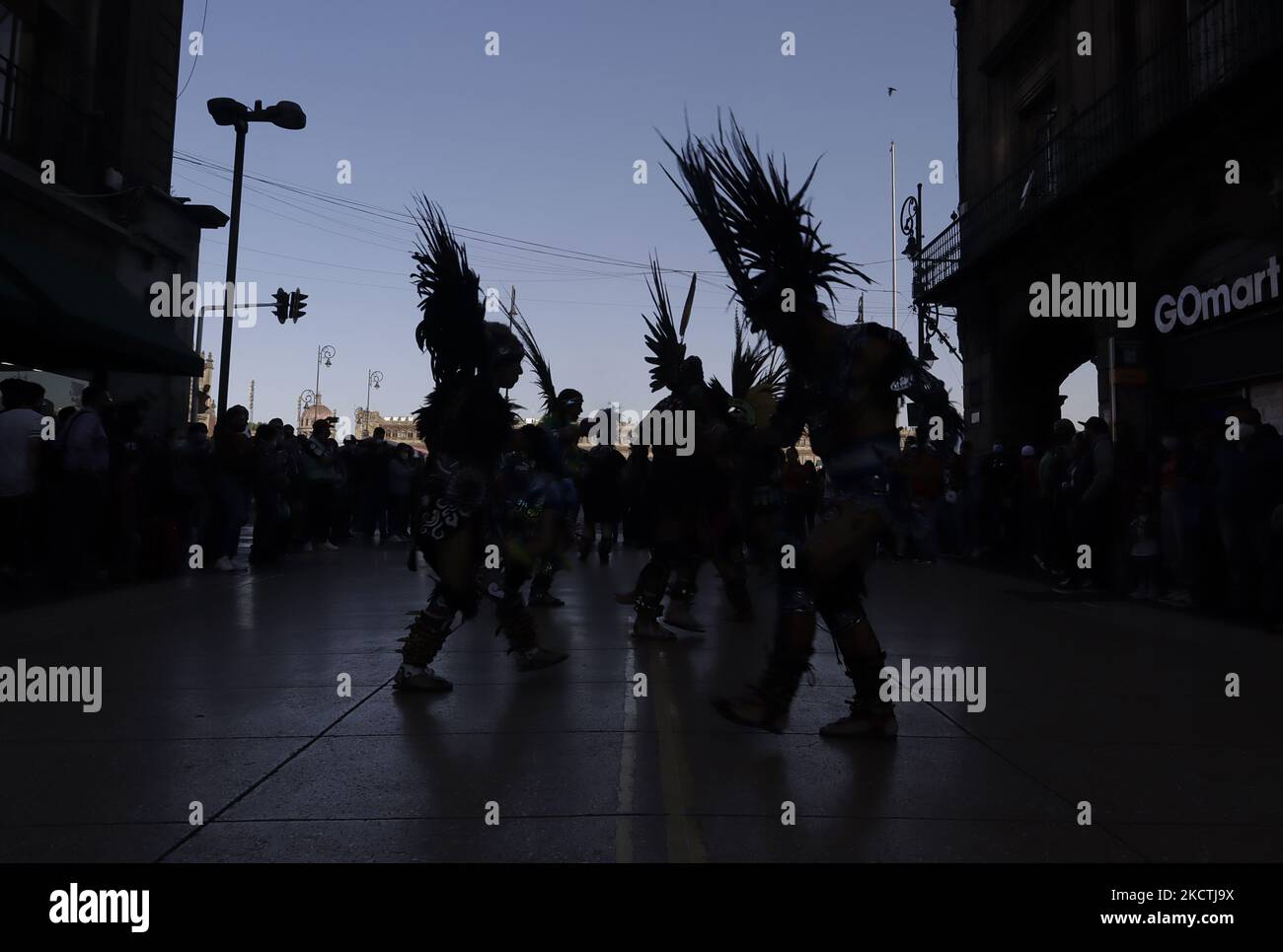 Un corridoio durante l'emergenza sanitaria COVID-19 e il ritorno ufficiale al semaforo epidemiologico verde della capitale. Secondo la Gazzetta ufficiale di Città del Messico, locali notturni, bar, cantine, discoteche e sale per eventi sociali possono ora operare con una capacità del 50%, dando priorità all'uso di terrazze o spazi all'aperto. (Foto di Gerardo Vieyra/NurPhoto) Foto Stock