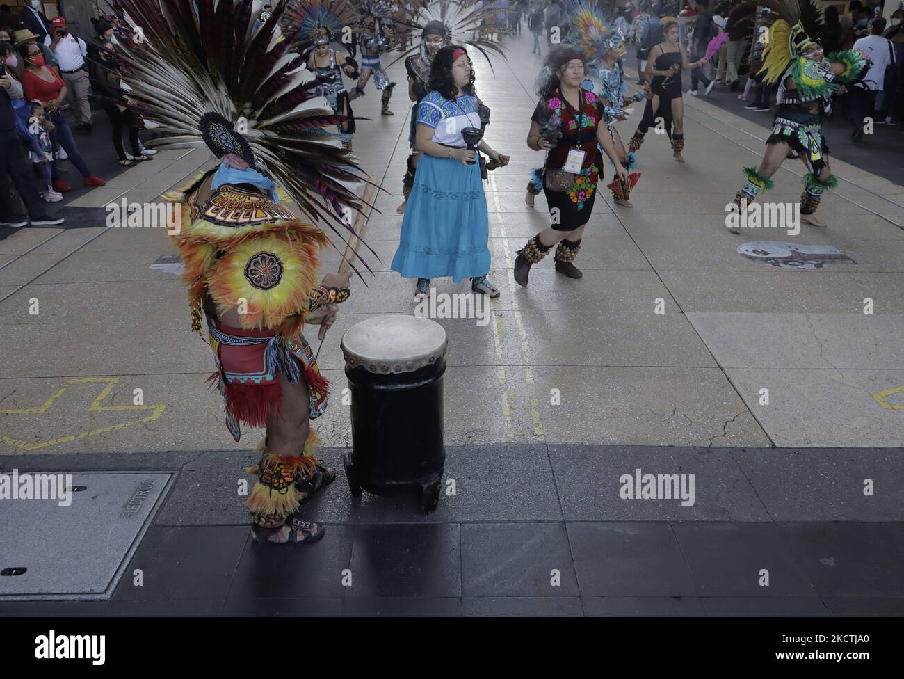 Un corridoio durante l'emergenza sanitaria COVID-19 e il ritorno ufficiale al semaforo epidemiologico verde della capitale. Secondo la Gazzetta ufficiale di Città del Messico, locali notturni, bar, cantine, discoteche e sale per eventi sociali possono ora operare con una capacità del 50%, dando priorità all'uso di terrazze o spazi all'aperto. (Foto di Gerardo Vieyra/NurPhoto) Foto Stock