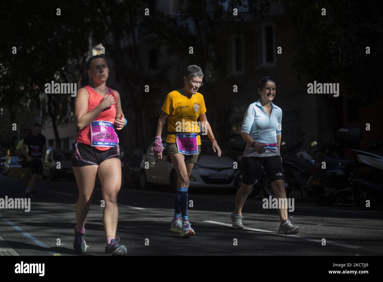 La gente partecipa alla Maratona di Barcellona, a Barcellona, in Spagna, il 7 novembre 2021. (Foto di Robert Negrete/NurPhoto) Foto Stock