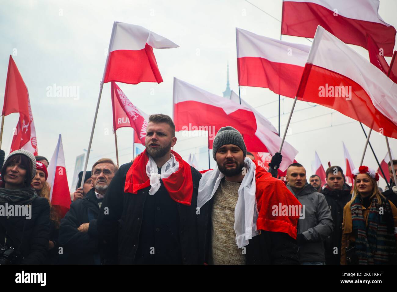 La gente partecipa a Independence March celebrando il 101° anniversario della Polonia che ha riconquistato l'indipendenza. Varsavia, Polonia il 11 novembre 2019. Decine di migliaia di polacchi da Varsavia e da tutto il paese sono arrivati nella capitale polacca il giorno dell’indipendenza della Nazione (Foto di Beata Zawrzel/NurPhoto) Foto Stock