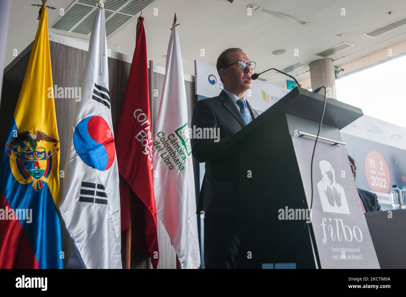 Choo Jong-Youn Ambasciatore per la repubblica di Corea del Sud in Colombia durante l'annuncio da parte del Ministero della Cultura della Colombia dell'invito del governo sudcoreano alla fiera internazionale del libro di Bogotà 'Filbo' il 10 novembre 2021. (Foto di Sebastian Barros/NurPhoto) Foto Stock