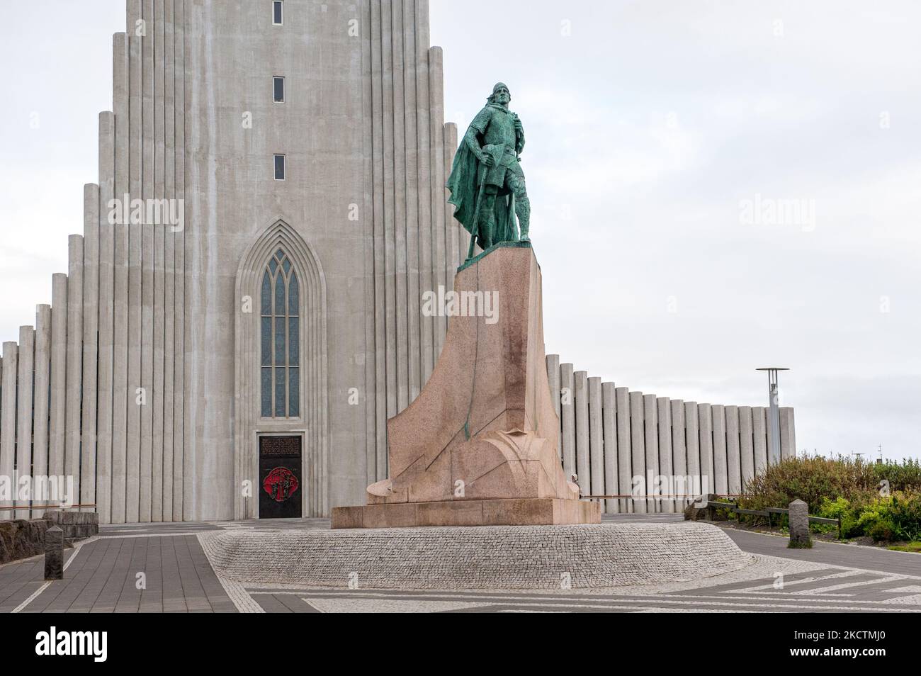 Hallgrimskirkja e la statua di Leif Erikson di fronte alla chiesa di Reyjkavik, Islanda. Foto Stock