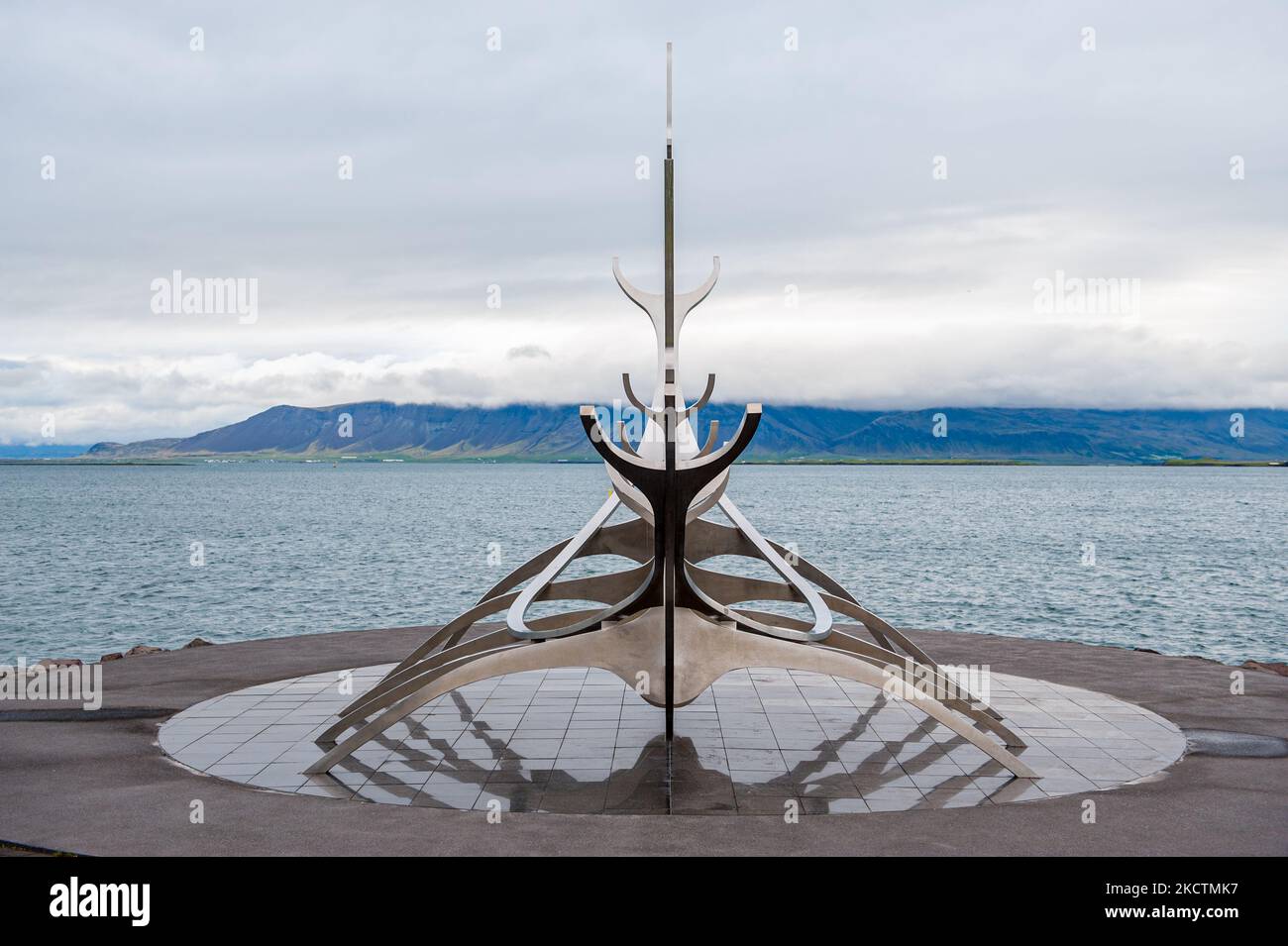 Il Sun Voyager è una scultura a Reykjavik di Jon Gunnar Arnason situata accanto alla strada costiera di Saebraut. Foto Stock