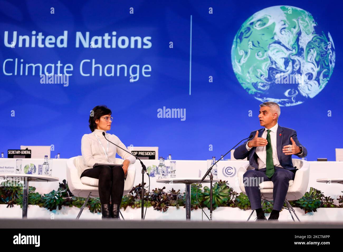 (L-R) membro del consiglio di amministrazione di Itau Unibanco e presidente dell'Alana Institute Ana Lucia Villela, C40 presidente eletto e sindaco di Londra Sadiq Khan parlano durante l'evento di alto livello Global Climate Action: Racing to a Better World in Plenary Cairn Gorm in the COP26 venue - Scottish Event Campus durante il dodicesimo giorno della COP26 ONU Climate Change Conference, tenuta dall'UNFCCC a Glasgow, Scozia il 11 novembre 2021. Il COP26, che si terrà da ottobre 31 a novembre 12 a Glasgow, è la più importante conferenza sul clima dal vertice di Parigi del 2015, poiché le nazioni dovrebbero fissare nuovi obiettivi i per le emissioni di gas a effetto serra Foto Stock