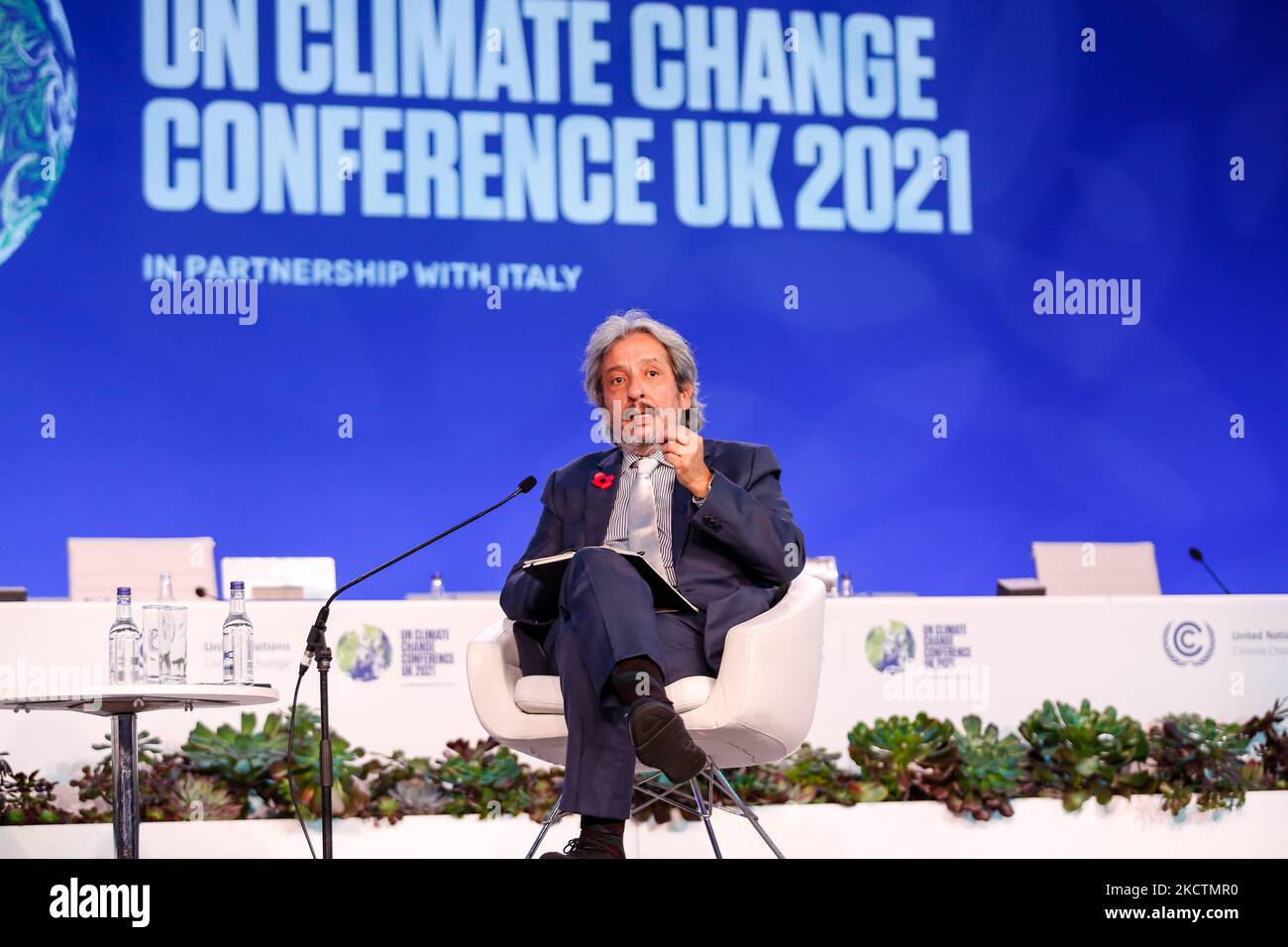 Manuel Pulgar-Vidal, il leader globale del clima e dell'energia del WWF, parla durante l'evento di alto livello Global Climate Action: Racing to a Better World in Plenary Cairn Gorm in the COP26 venue - Scottish Event Campus durante il dodicesimo giorno della COP26 ONU Climate Change Conference, tenuta dall'UNFCCC a Glasgow, Scozia il 11 novembre 2021. Il COP26, che si terrà dal 31 ottobre al 12 novembre a Glasgow, è la conferenza sul clima più significativa dal vertice di Parigi del 2015, poiché si prevede che le nazioni stabilirebbero nuovi obiettivi per le emissioni di gas a effetto serra al fine di rallentare il riscaldamento globale, nonché di consolidare l'olio Foto Stock