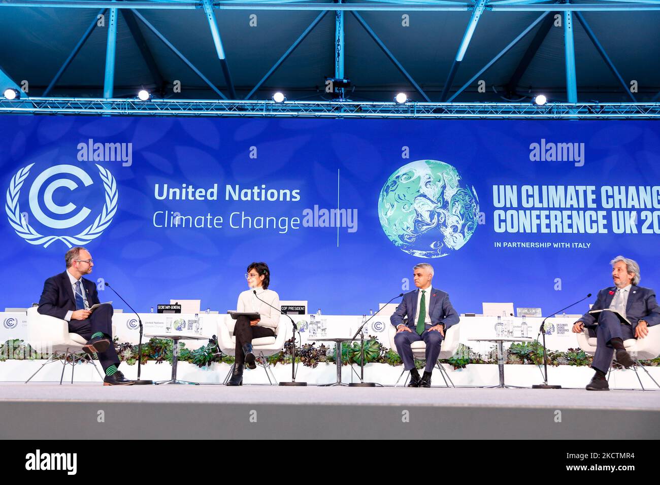 (L-R) campioni di alto livello sul clima, Gonzalo Muñoz, membro del consiglio di amministrazione di Itau Unibanco e presidente dell'Alana Institute Ana Lucia Villela, C40 Presidente eletto e sindaco di Londra Sadiq Khan, e il leader del WWF sul clima Manuel Pulgar Vidal parlano durante l'evento di alto livello Global Climate Action: Racing to a Better World in Plenary Cairn Gorm in the COP26 venue - Scottish Event Campus durante il dodicesimo giorno della COP26 ONU Climate Change Conference, tenuta dall'UNFCCC a Glasgow, Scozia il 11 novembre 2021. COP26, che si terrà dal 31 ottobre al 12 novembre a Glasgow, è la conferenza sul clima più significativa dagli anni '2015 Foto Stock