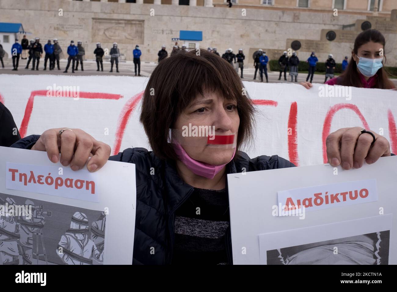 Protesta contro la manipolazione del fronte dei media del Parlamento greco ad Atene, in Grecia, il 11 novembre 2021. (Foto di Nikolas Kokovlis/NurPhoto) Foto Stock