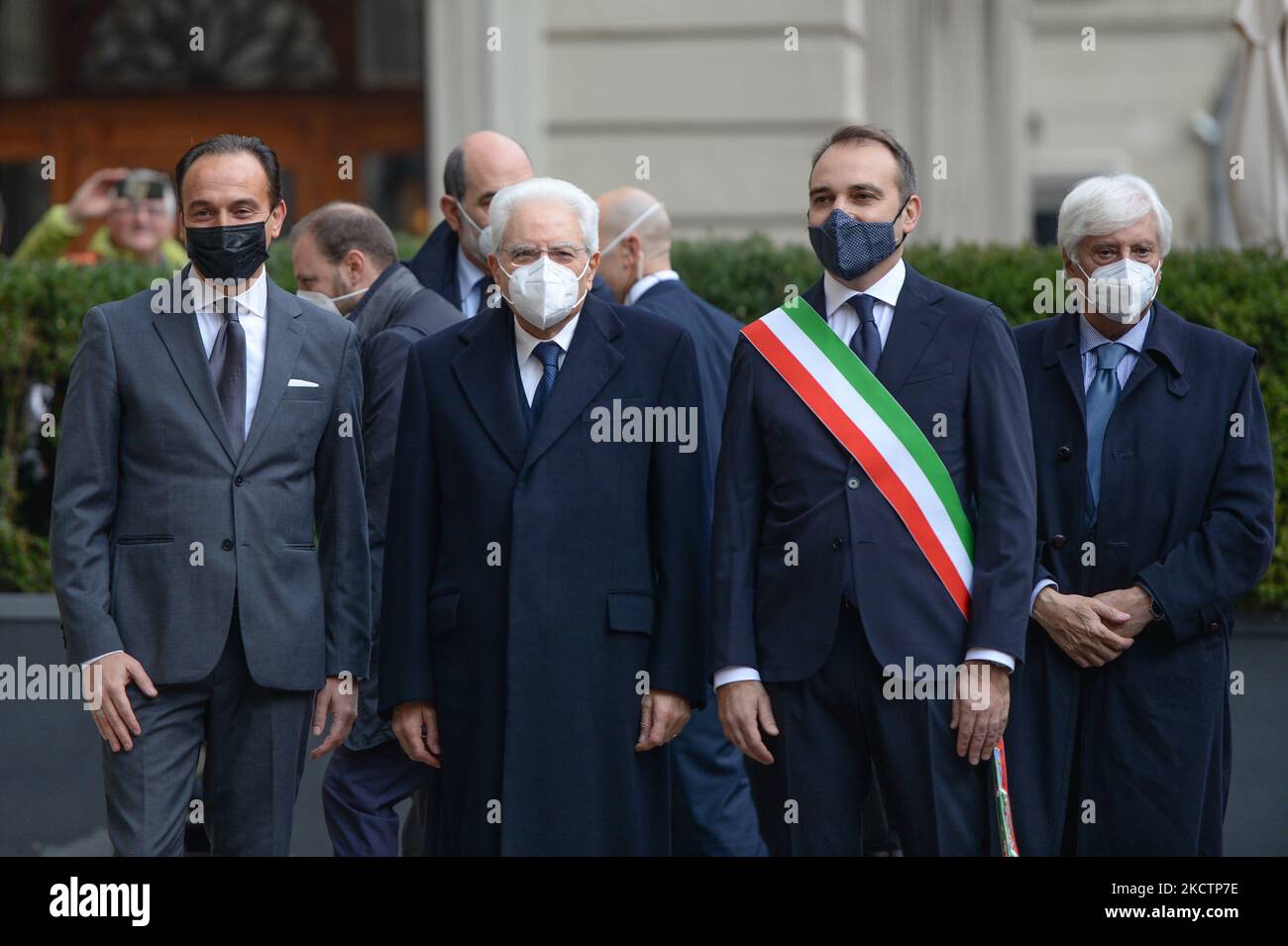 Il Presidente dell'italiano Sergio Mattarella, Alberto Cirio e Stefano Lorusso pose per il fotografo a Torino in Piazza Carignano il 12 novembre 2021, in Italia (Foto di Alberto Gandolfo/NurPhoto) Foto Stock