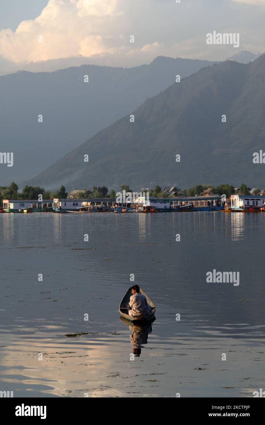 Pescatore nella sua barca sul lago dal a Srinagar, Kashmir, India. (Foto di Creative Touch Imaging Ltd./NurPhoto) Foto Stock