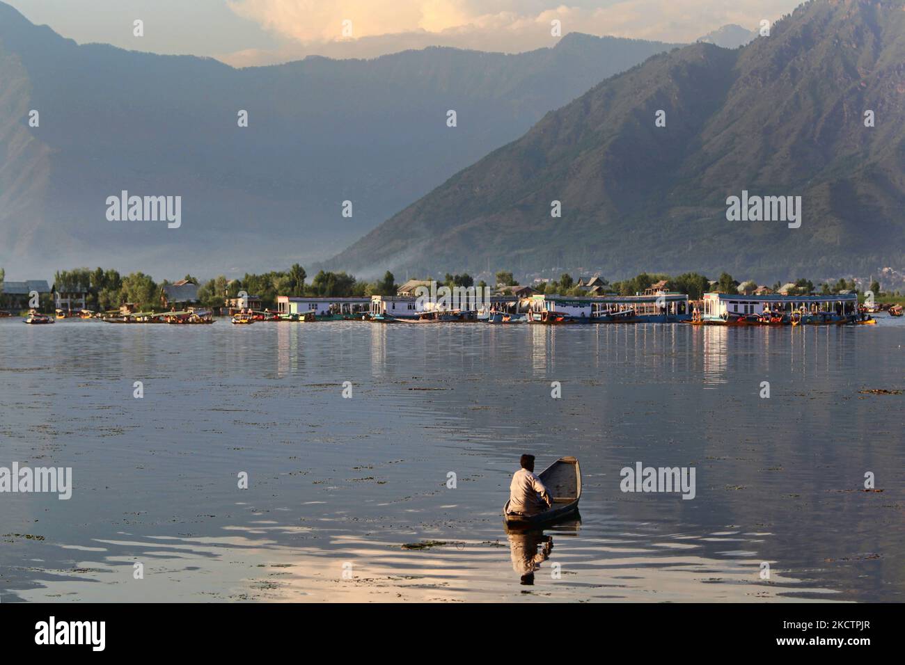 Pescatore nella sua barca sul lago dal a Srinagar, Kashmir, India. (Foto di Creative Touch Imaging Ltd./NurPhoto) Foto Stock