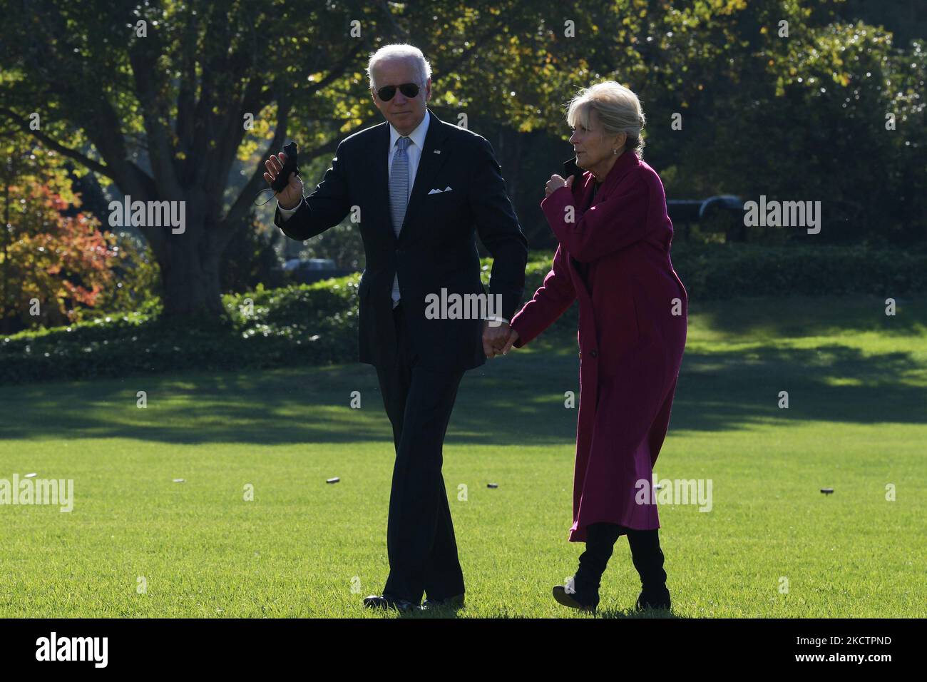 IL Presidente DEGLI STATI UNITI Joe Biden ondeggia dopo essere arrivato alla Casa Bianca, oggi il 08 novembre 2021 a South Lawn/Casa Bianca a Washington DC, USA. (Foto di Lenin Nolly/NurPhoto) Foto Stock