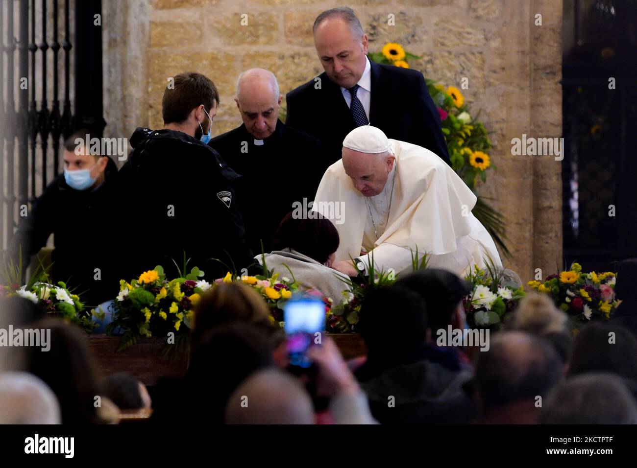 Papa Francesco partecipa all'incontro con i poveri nella Basilica di Santa Maria degli Angeli, vicino Assisi, il 12 novembre 2021. Papa Francesco si recò ad Assisi il 12 novembre per un incontro privato con i poveri, in preparazione alla Giornata Mondiale dei poveri. (Foto di Riccardo Fabi/NurPhoto) Foto Stock