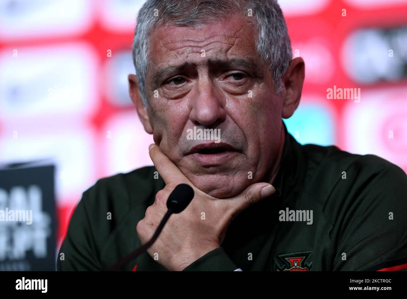 Il capo allenatore portoghese Fernando Santos partecipa a una conferenza stampa al campo di allenamento Cidade do Futebol di Oeiras, Portogallo, il 13 novembre 2021, alla vigilia della partita di calcio di qualificazione Qatar 2022 della Coppa del mondo FIFA contro la Serbia. (Foto di Pedro FiÃºza/NurPhoto) Foto Stock