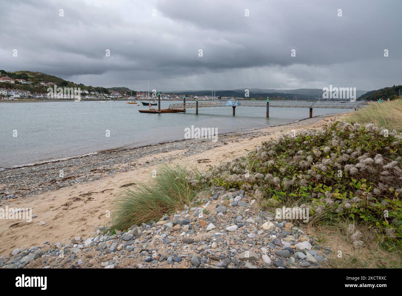 Giornata piovosa accanto al fiume Conwy a 'The Beacons' con Deganwy attraverso l'acqua, Galles del Nord. Foto Stock