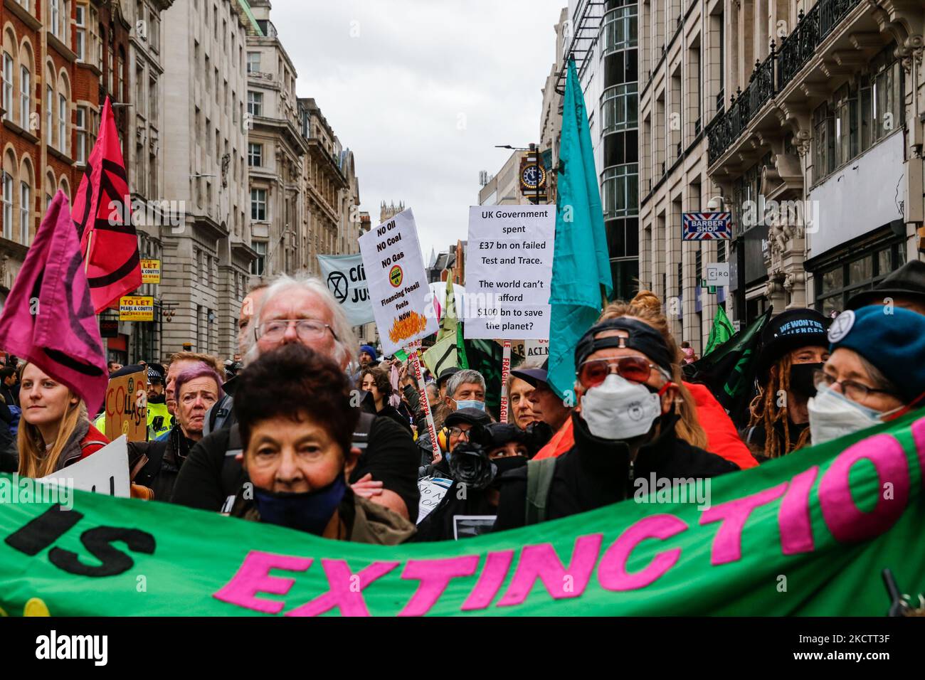 Estinzione i sostenitori della ribellione protestano a Londra per manifestare contro quello che hanno chiamato fallimento del COP26 e esortano i politici ad agire sulla crisi climatica nel centro di Londra, in Inghilterra, il 13 novembre 2021. La ribellione di estinzione organizzò la manifestazione il giorno dello spettacolo del Sindaco. L'organizzazione si scontrò con la parata per parlare della storia coloniale di Londra come una delle principali fonti di ingiustizia climatica. (Foto di Dominika Zarzycka/NurPhoto) Foto Stock