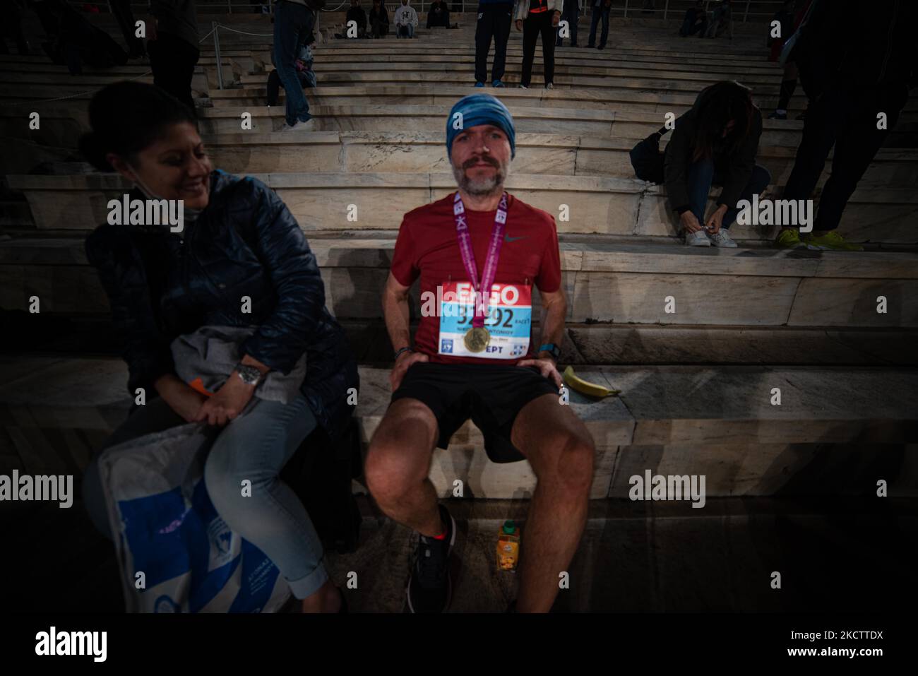 Un corridore che ha appena terminato la gara 10km della 'Athens Marathon - The Authentic', ad Atene, in Grecia, il 13 novembre 2021. (Foto di Maria Chourdari/NurPhoto) Foto Stock