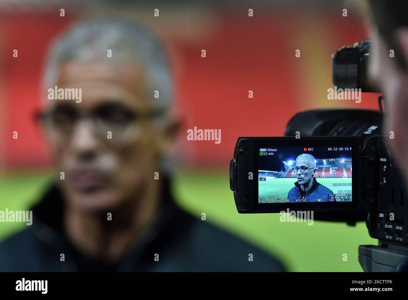 Keith Curle (Manager) di Oldham Athletic durante la partita della Sky Bet League 2 tra Exeter City e Oldham Athletic a St James' Park, Exeter sabato 13th novembre 2021. (Foto di Eddie Garvey/MI News/NurPhoto) Foto Stock