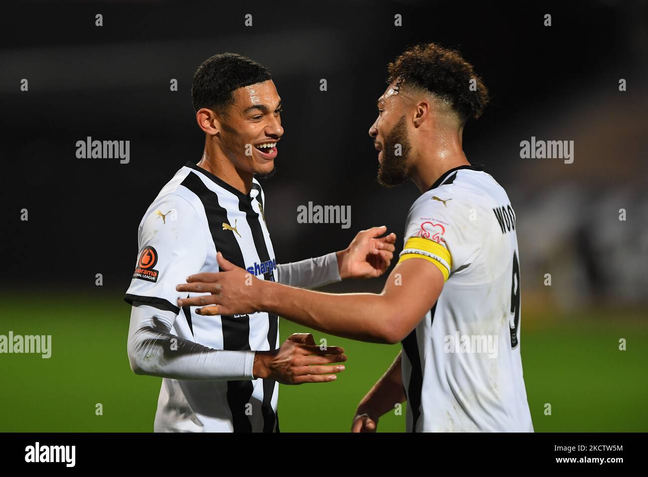 Kairo Mitchell of Notts County e Kyle Wootton of Notts County celebrano la vittoria durante la partita della Vanarama National League tra Notts County e Solihull Moors a Meadow Lane, Nottingham, sabato 13th novembre 2021. (Foto di Jon Hobley/MI News/NurPhoto) Foto Stock