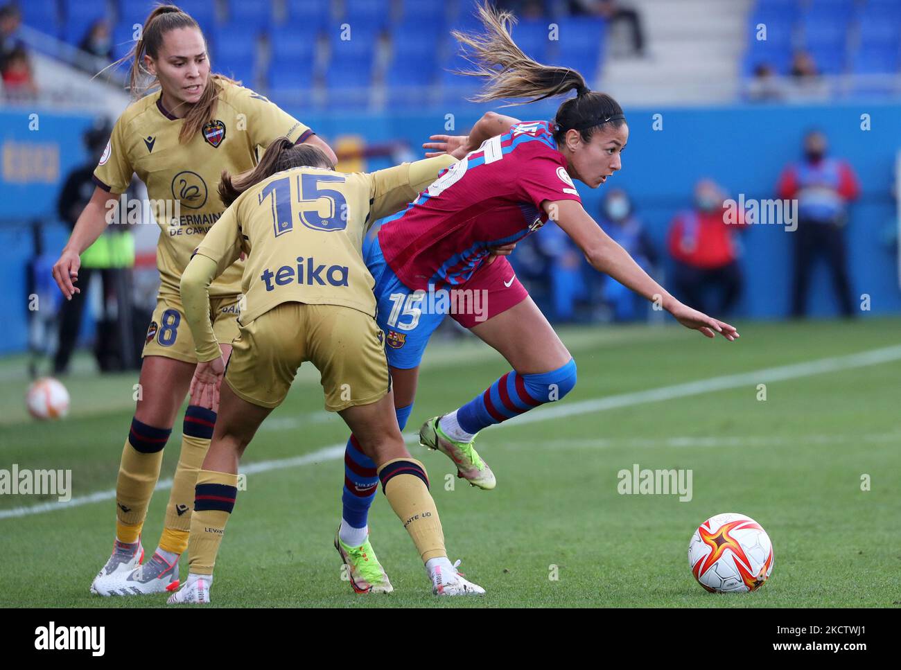 Leila Ouahabi e Tatiana Pinto durante la partita tra FC Barcelona e Levante UD, corrispondente alla settimana 10 della Liga Iberdrola, suonata allo Stadio Johan Cruyff, il 13th novembre 2021, a Barcellona, Spagna. -- (Foto di Urbanandsport/NurPhoto) Foto Stock